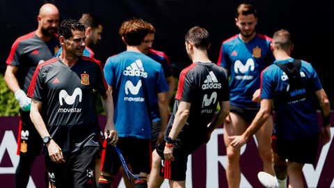 Fernando Hierro dirige un entrenamiento de España.